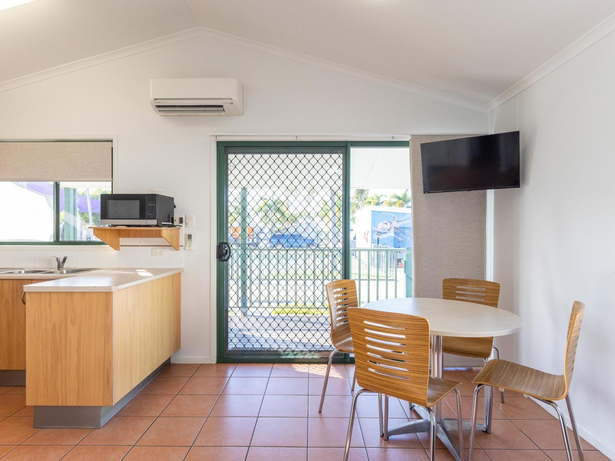 Nrma Bowen Beachfront Holiday Park 客房 照片